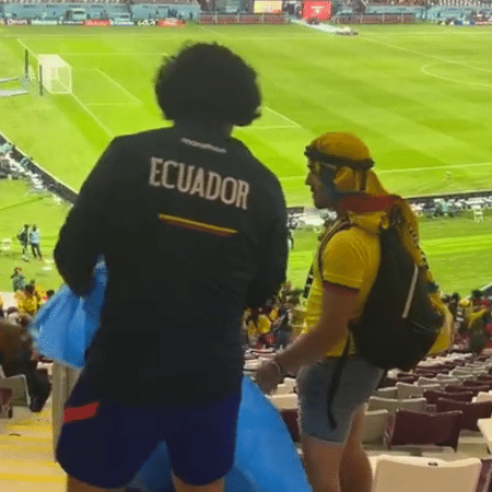 Torcedores equatoriano retiraram lixos do estádio após a partida contra a Holanda, na Copa do Mundo do Qatar - Reprodução/Instagram