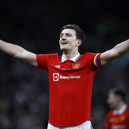 Harry Maguire, zagueiro do Manchester United, comemora título da Copa da Liga Inglesa.