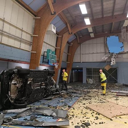 Carro do marroquino Sofiane Kiyine "voou" após acidente e invadiu um ginásio na Bélgica - Reprodução/Twitter @dmsportma