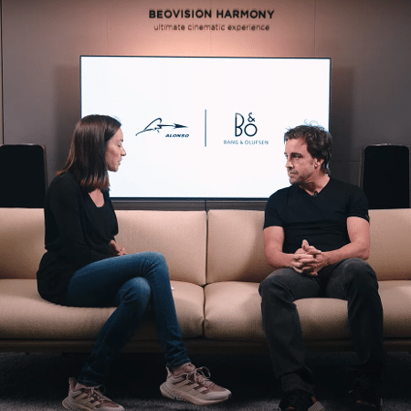 Fernando Alonso e a jornalista Andrea Schlager - Reprodução/Youtube