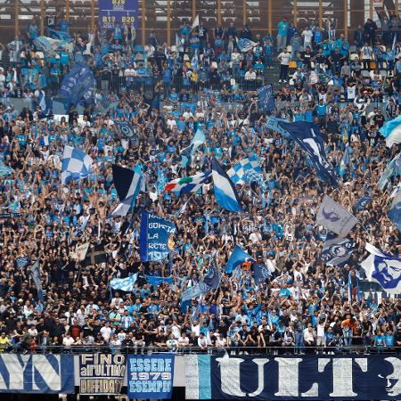 Torcida do Napoli lotou o estádio Diego Armando Maradona em jogo contra o Salernitana, mas o título ainda não veio - Matteo Ciambelli/DeFodi Images via Getty Images