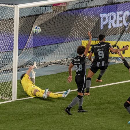 Cabeçada de Cuesta gerou o primeiro gol de Tiquinho Soares - MAGA JR/AGÊNCIA F8/ESTADÃO CONTEÚDO