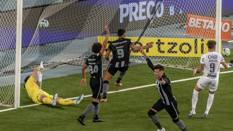 Cabeçada de Cuesta gerou gol de Tiquinho Soares em Botafogo x Corinthians - MAGA JR/AGÊNCIA F8/ESTADÃO CONTEÚDO - MAGA JR/AGÊNCIA F8/ESTADÃO CONTEÚDO