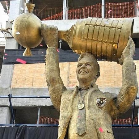 Gallardo recebeu homenagem do River em forma de estátua com a Taça Libertadores - Reprodução