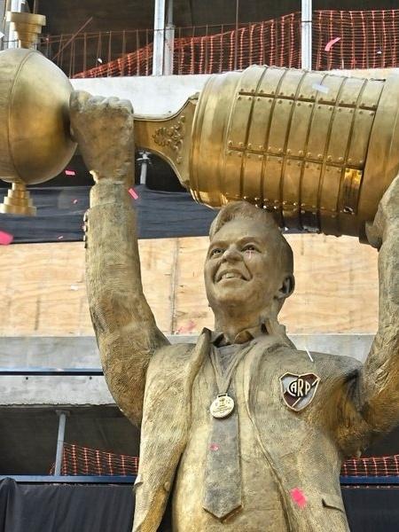 Gallardo recebeu homenagem do River em forma de estátua com a Taça Libertadores - Reprodução