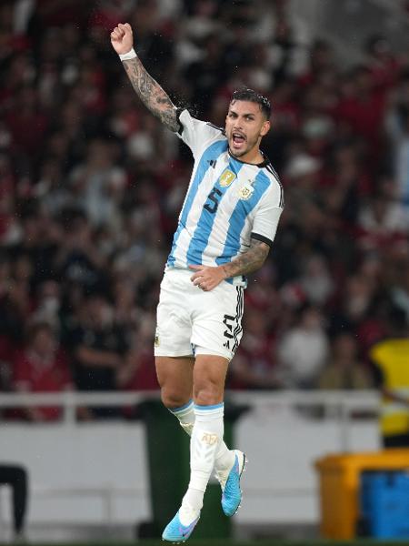 Paredes comemora gol da Argentina sobre a Indonesia em amistoso - Thananuwat Srirasant/Getty Images