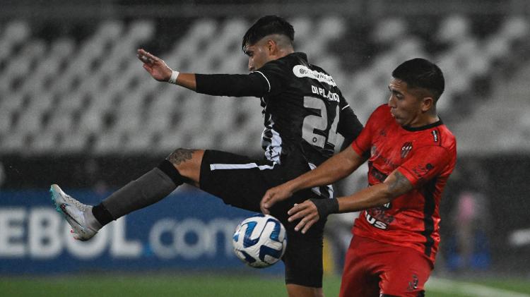Di Plácido, do Botafogo, e Cobos, do Patronato, brigam pela bola em jogo da Sul-Americana
