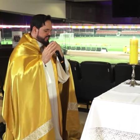 O padre Adriano Zandoná, durante missa no Morumbi