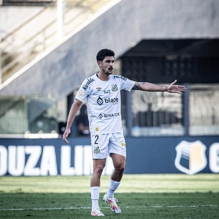 João Basso, zagueiro do Santos, em jogo na Vila Belmiro