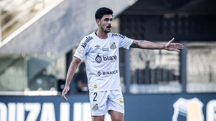 João Basso, zagueiro do Santos, em jogo na Vila Belmiro