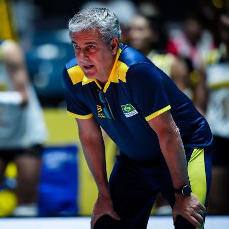 José Roberto Guimarães, técnico da seleção brasileira feminina de vôlei, durante jogo contra a Bulgária pelo Pré-Olímpico