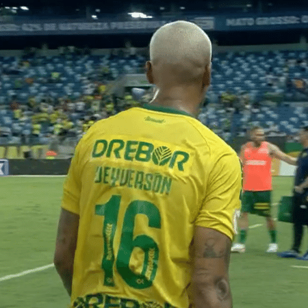 Deyverson é retirado de entrevista em campo após empate do Cuiabá