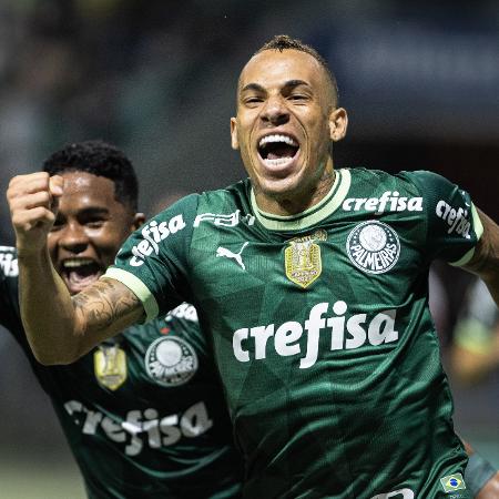 Breno Lopes, do Palmeiras, comemora após marcar contra o São Paulo, pelo Brasileirão