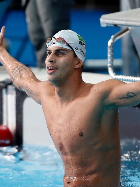 Guilherme Costa, o Cachorrão, comemora sua quarta medalha de ouro no Pan 2023 após vencer os 1500m livre