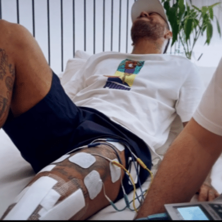 Neymar sofrendo durante a recuperação de sua lesão no joelho