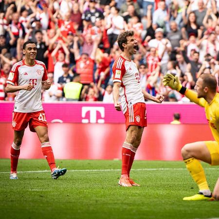 Thomas Müller comemora gol do Bayern no Campeonato Alemão