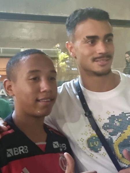 Reinier tira foto com torcedor depois de Flamengo x Millonarios