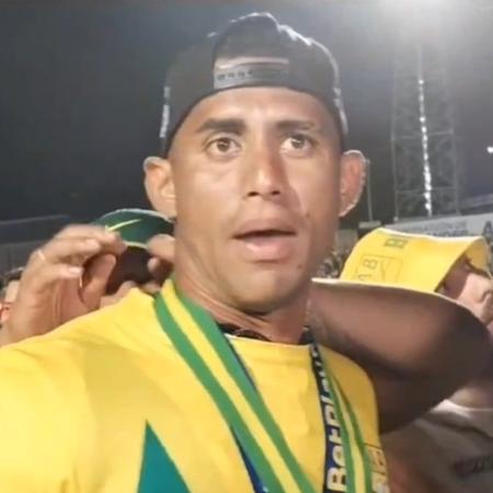 Zagueiro Carlos Henao, do Atlético Bucaramanga, tem medalha roubada após título do Campeonato Colombiano