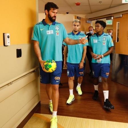 Alisson, Andreas Pereira e Endrick visitaram um hospital em Orlando, nos EUA