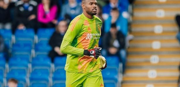 Estreia de Carlos Miguel como titular no Nottingham Forest após passagem pelo Corinthians