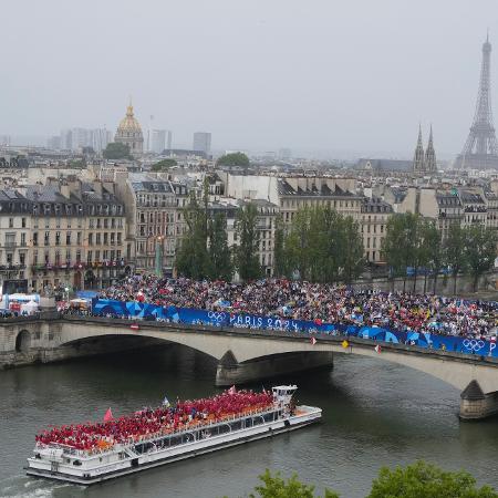 Vista de Paris durante cerimônia de abertura das Olimpíadas, realizada no Rio Sena