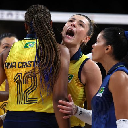 Rosamaria é abraçada após marcar ponto em Brasil x Polônia no vôlei feminino das Olimpíadas