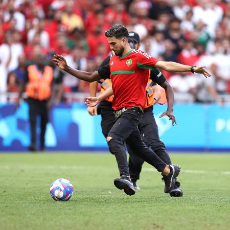 Torcedor invade campo durante jogo entre Espanha e Marrocos, pelas Olimpíadas de Paris-2024