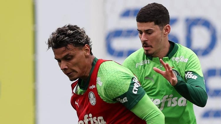 Richard Ríos e Rômulo disputam a bola durante treino do Palmeiras na Academia de Futebol