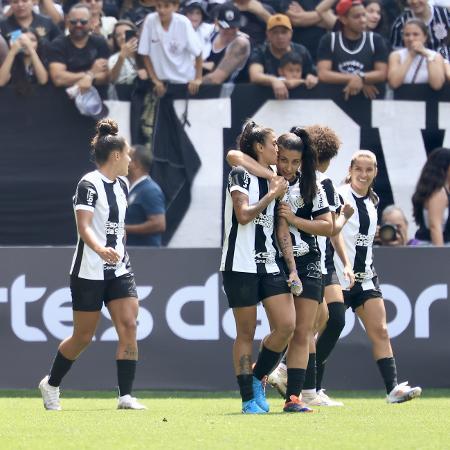 22.set.2024 - Jogadoras do Corinthians comemoram o gol de Jaqueline na final do Brasileirão feminino contra o São Paulo na Neo Quimica Arena