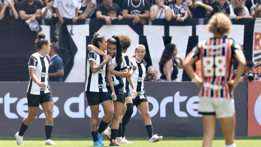 22.set.2024 - Jogadoras do Corinthians comemoram o gol de Jaqueline na final do Brasileirão feminino contra o São Paulo na Neo Quimica Arena
