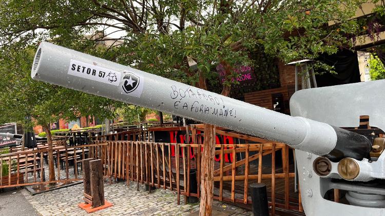 Canhão de enfeite do bar Kraken, em Buenos Aires, com adesivos botafoguenses