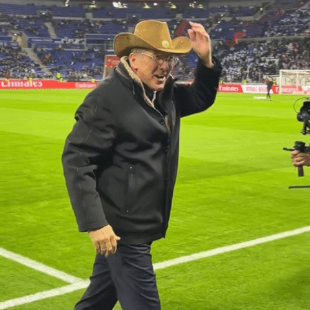 John Textor, dono do Lyon, entra em campo de chapéu antes do clássico contra o PSG