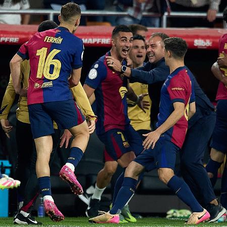 Jogadores do Barcelona celebram gol sobre o Real Madrid na final da Copa do Rei Jogadores do Barcelona celebram gol sobre o Real Madrid na final da Copa do Rei