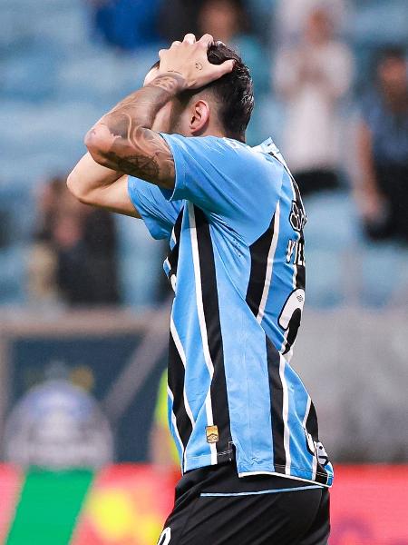 Villasanti, jogador do Grêmio, lamenta durante partida contra o CSA pela Copa do Brasil Villasanti, jogador do Grêmio, lamenta durante partida contra o CSA pela Copa do Brasil