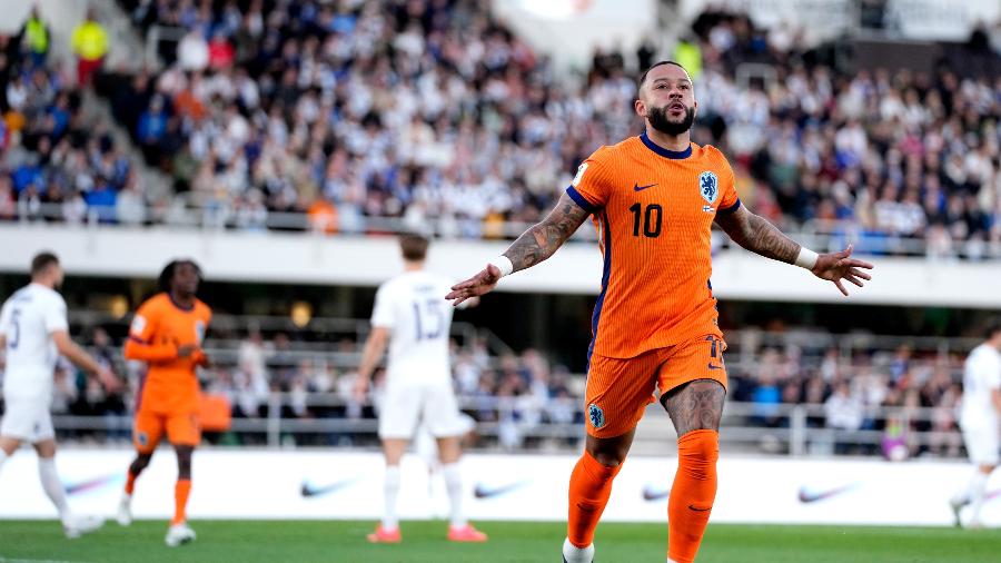 Memphis Depay comemora gol da Holanda sobre a Finlândia - Soccrates Images/Getty Images