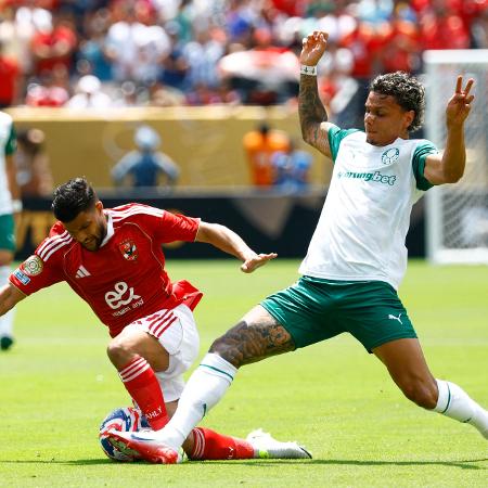Richard Ríos, do Palmeiras, em ação contra o Al Ahly, no Mundial
