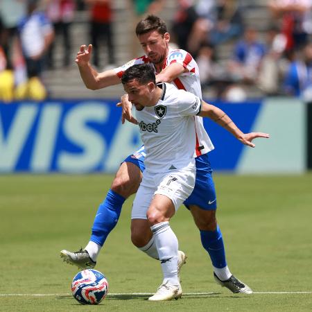 Artur e Lenglet em ação durante jogo entre Botafogo e Atlético de Madri no Mundial