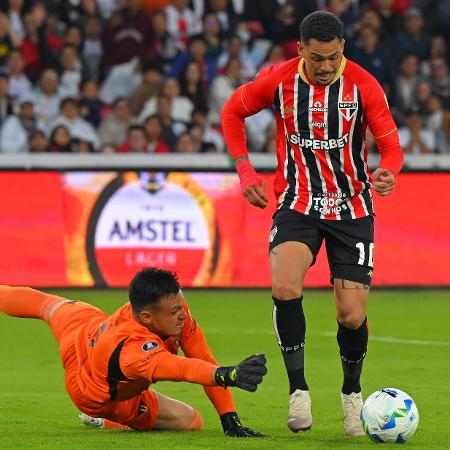 Luciano dribla goleiro Gonzalo Valle em LDU x São Paulo, pela Libertadores