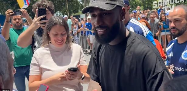 Gerson é recebido com festa no CT do Cruzeiro e firma compromisso com clube.