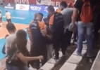 Torcedor do Osasco é retirado de ginásio por ofender atletas após derrota