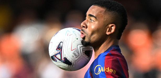 Gabriel Jesus tabela, arrisca e quase marca em primeiros 15min no Barcelona