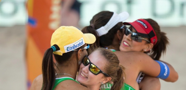 Juliana e Maria Elisa comemoram vitória - Divulgação/FIVB