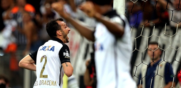 Edu Dracena deixa o Corinthians após temporada no banco de reservas - Ernesto Rodrigues/Folhapress
