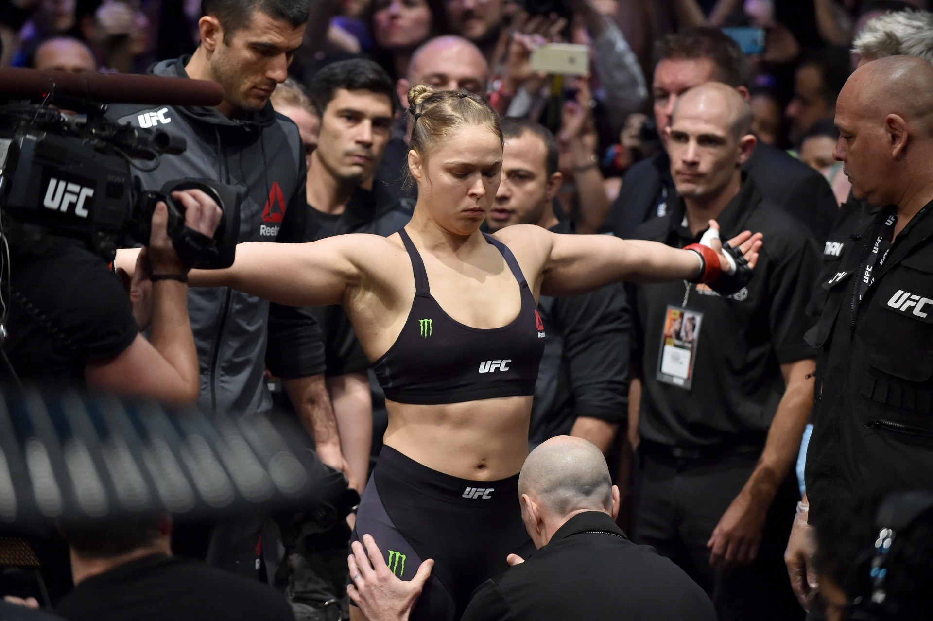 Ronda chegou badalada para sua sétima defesa de cinturão no UFC - PAUL CROCK/AFP