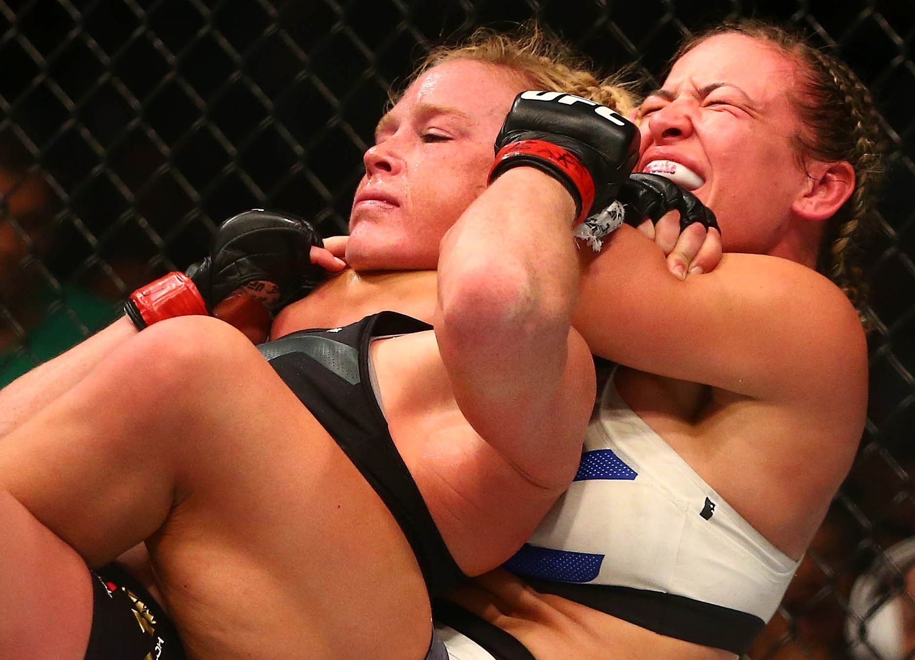 Mata-leão justíssimo acabou deixando Holm sem chances de defesa. A agora ex-campeã apagou e consagrou Miesha Tate, nova campeã peso galo - Mark J. Rebilas-USA TODAY Sports 