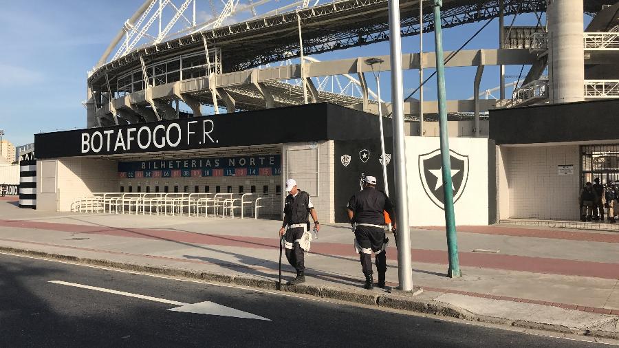Portão utilizado pela organizada do Botafogo para invadir o Nilton Santos na última quarta-feira - Bruno Braz / UOL Esporte