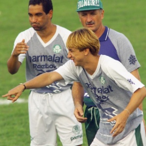 Paulo Nunes brinca com Zinho e Luiz Felipe Scolari em 1999, quando era jogador do Palmeiras - undefined