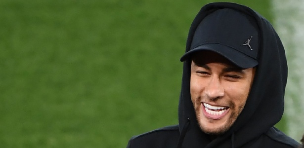 Neymar sorri durante treino do PSG - Paul ELLIS / AFP