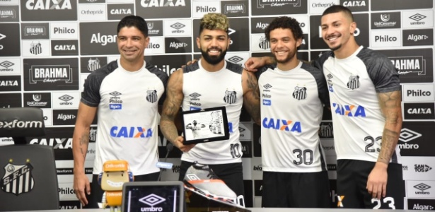Gabigol recebeu uma placa em homenagem ao gol histórico marcado pelo Santos - Ivan Storti/SantosFC