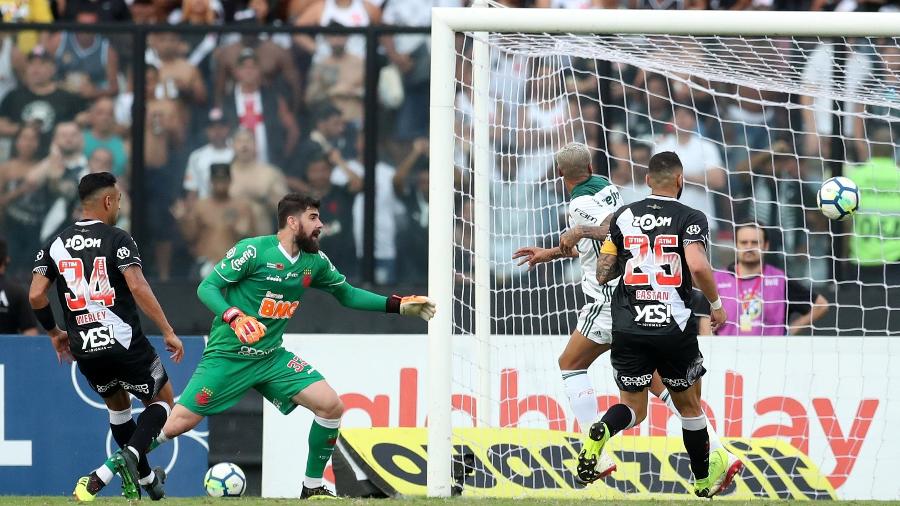 Deyverson não estava impedido quando marcou gol sobre o Vasco, na partida que deu ao Palmeiras o decacampeonato do Brasileirão - Ricardo Moraes/Reuters